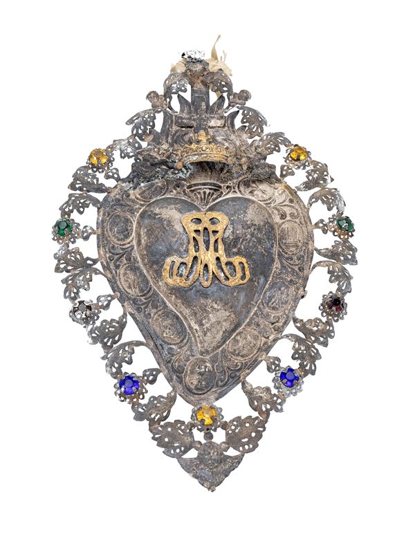 Ex voto in lamina d'argento a forma di cuore con gemme gialle e blu