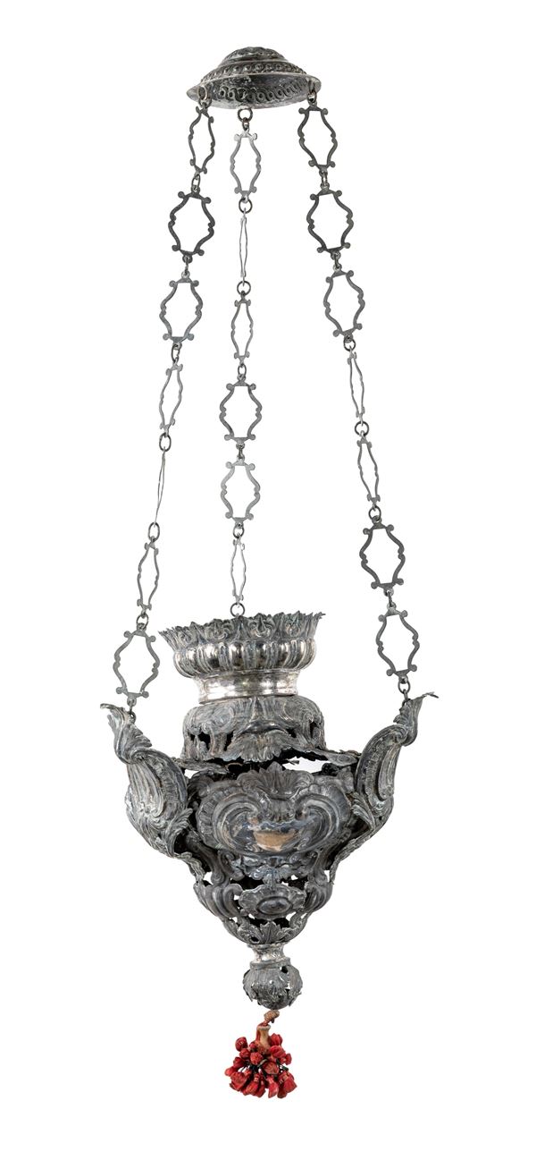 Lampada liturgica pensile in lamina d'argento sbalzata, XVIII secolo