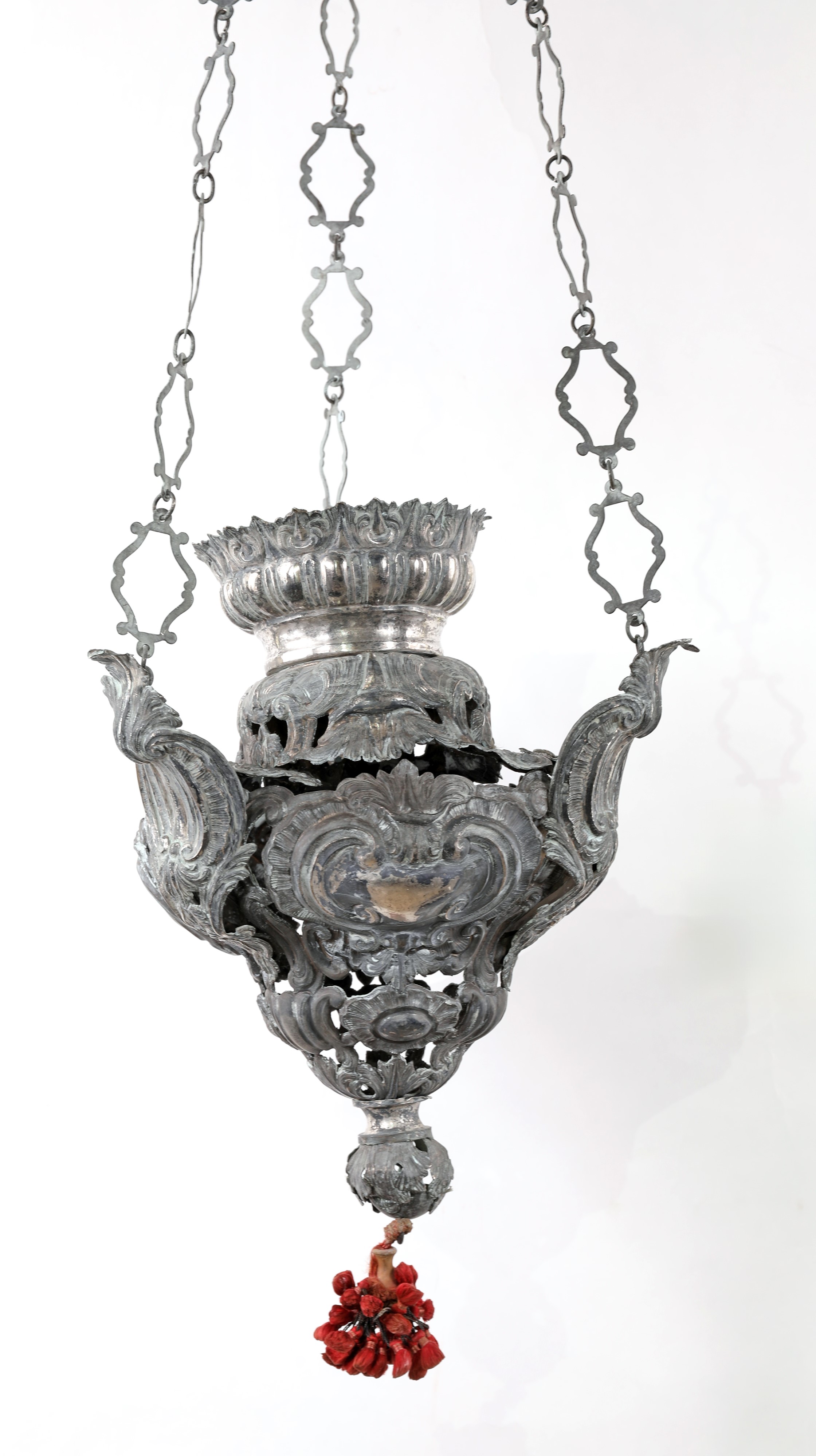 Lamina d’argento sbalzata, Lampada liturgica pensile con decorazioni barocche e rococò (sec. XVII...