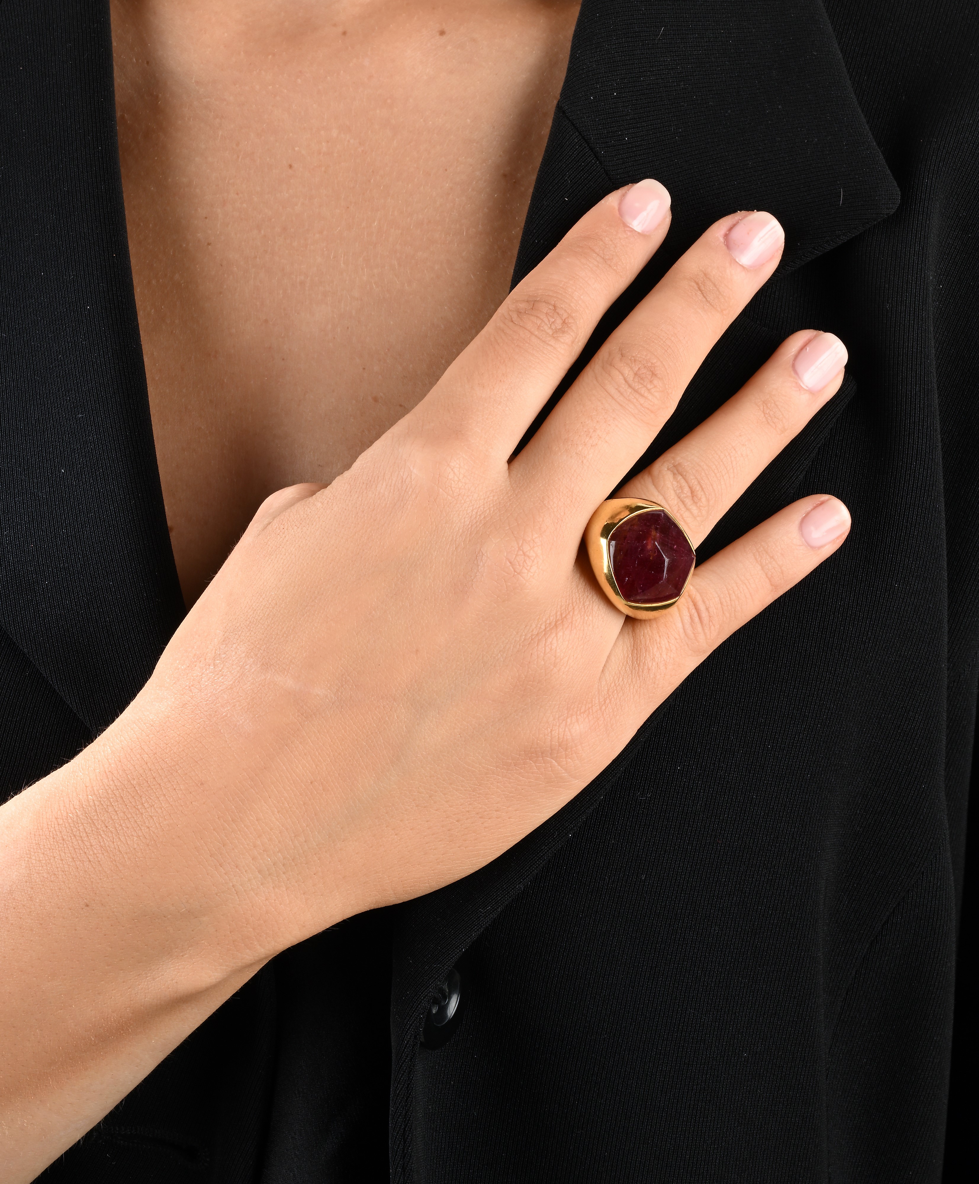 Pomellato, Anello in oro giallo 750/000 con granato