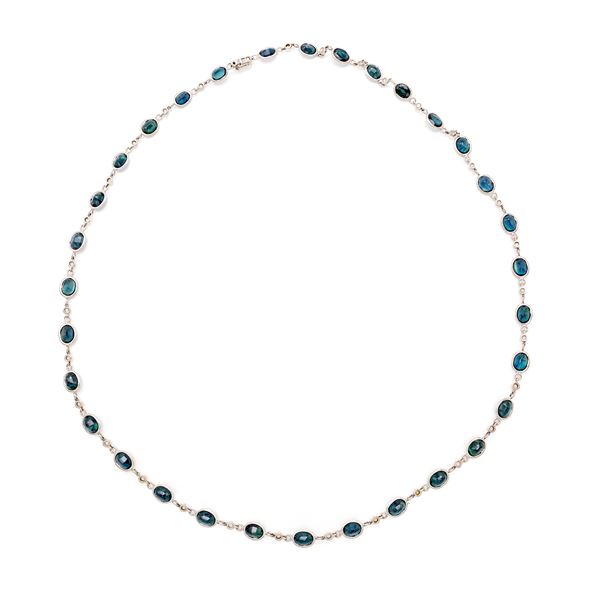 Lunga collana in oro, zaffiri e brillanti
