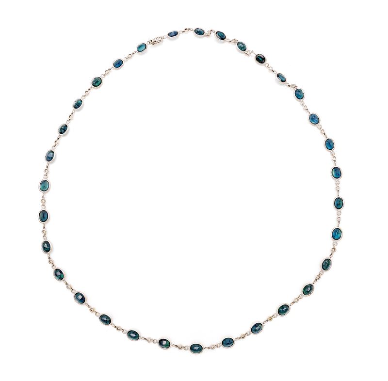 Lunga collana in oro bianco 750/000 con zaffiri ovali e diamanti rotondi brillanti