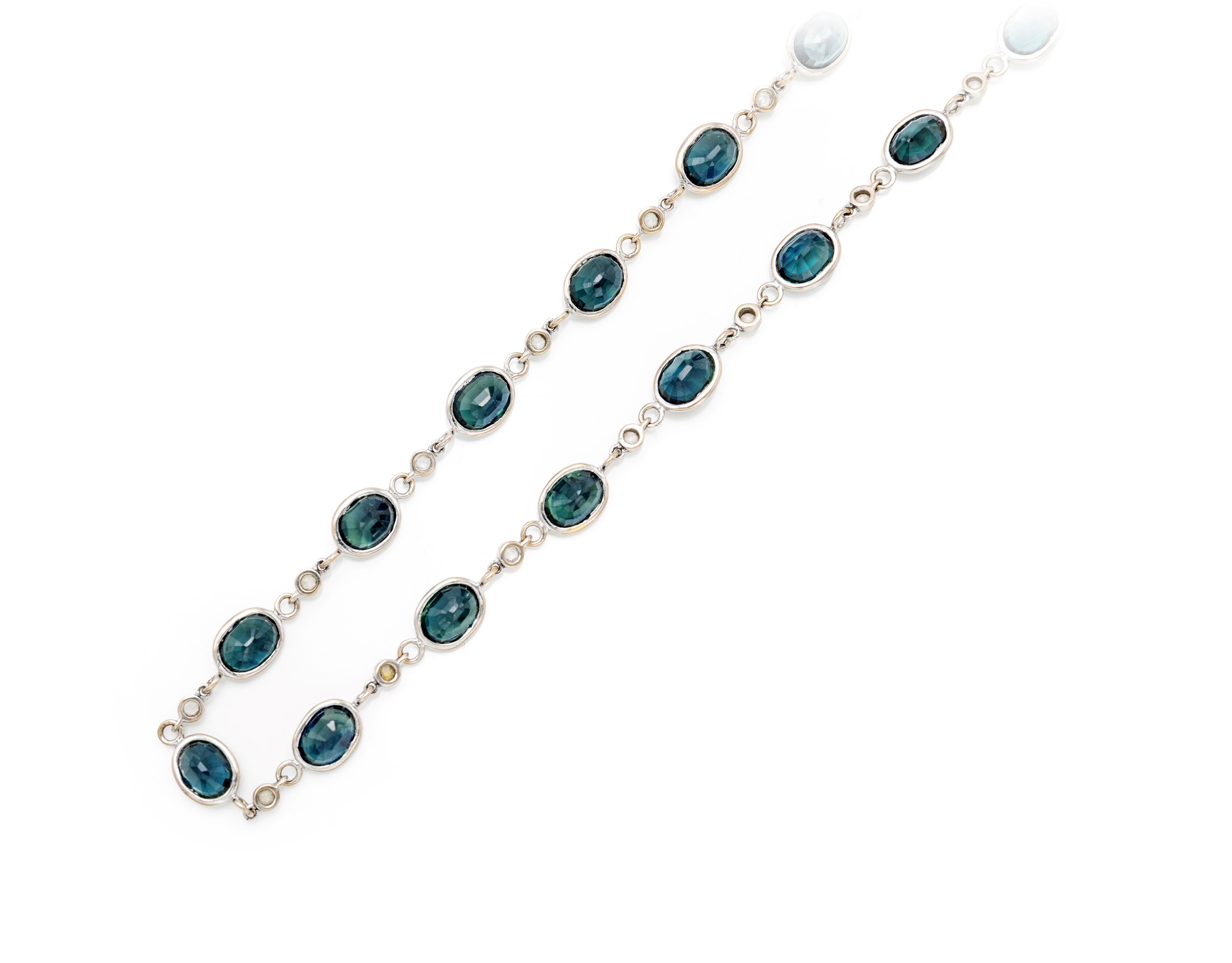 Lunga collana in oro bianco 750/000 con zaffiri ovali e diamanti rotondi brillanti