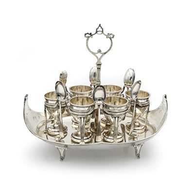 Goldsmiths & Silversmiths Company, Servizio per uovo alla coque con vassoio a navicella e cucchia...