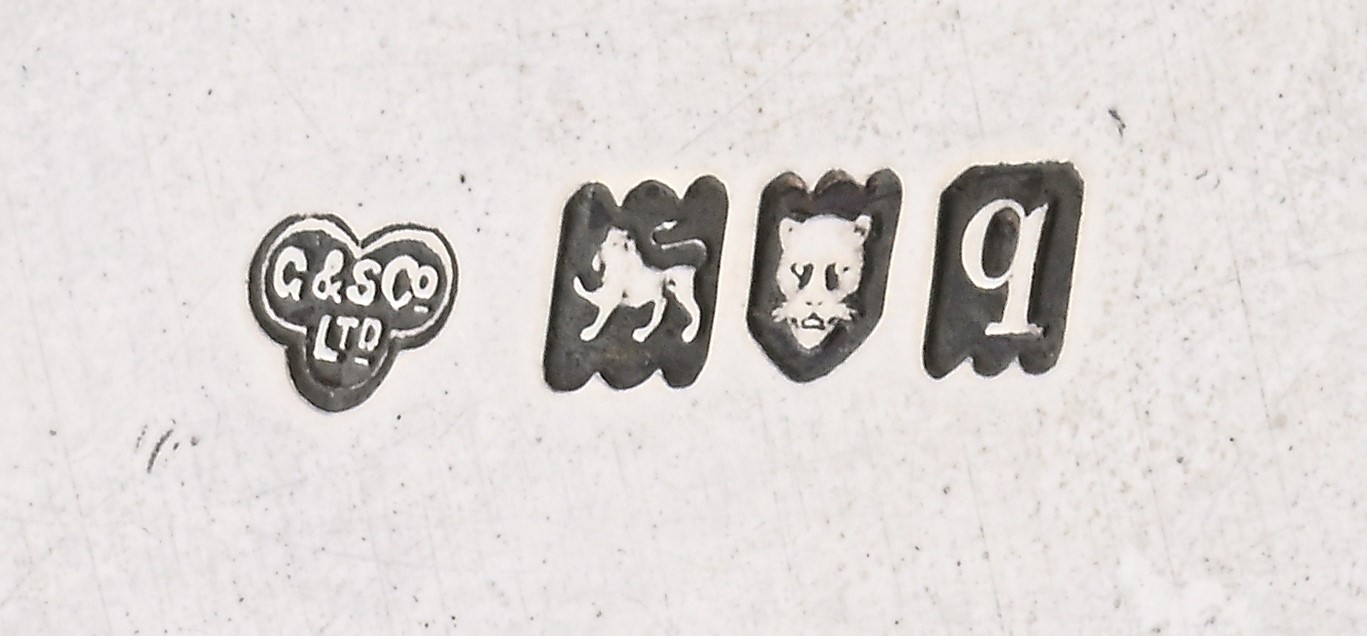 Goldsmiths & Silversmiths Company, Servizio per uovo alla coque con vassoio a navicella e cucchia...