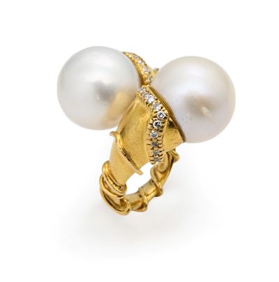 Anello in oro giallo 750/000 con perle dei Mari del Sud e brillanti
