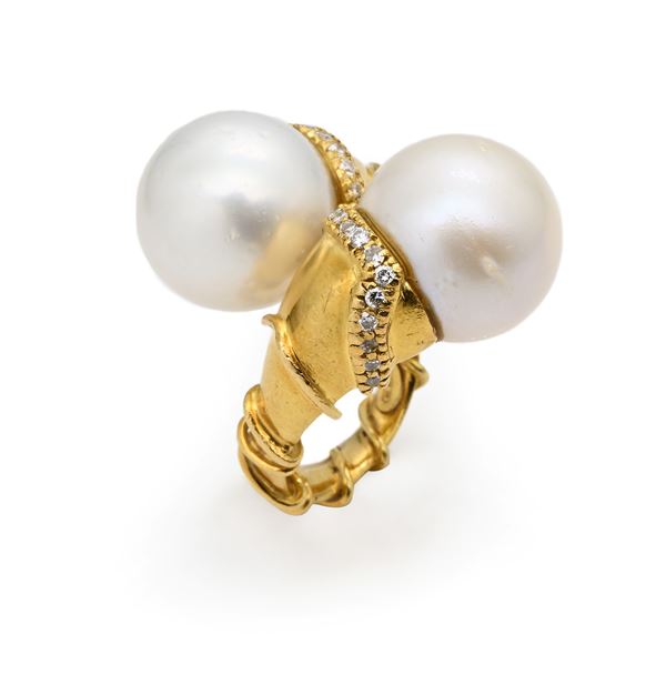 Anello contrarié in oro, perle e brillanti