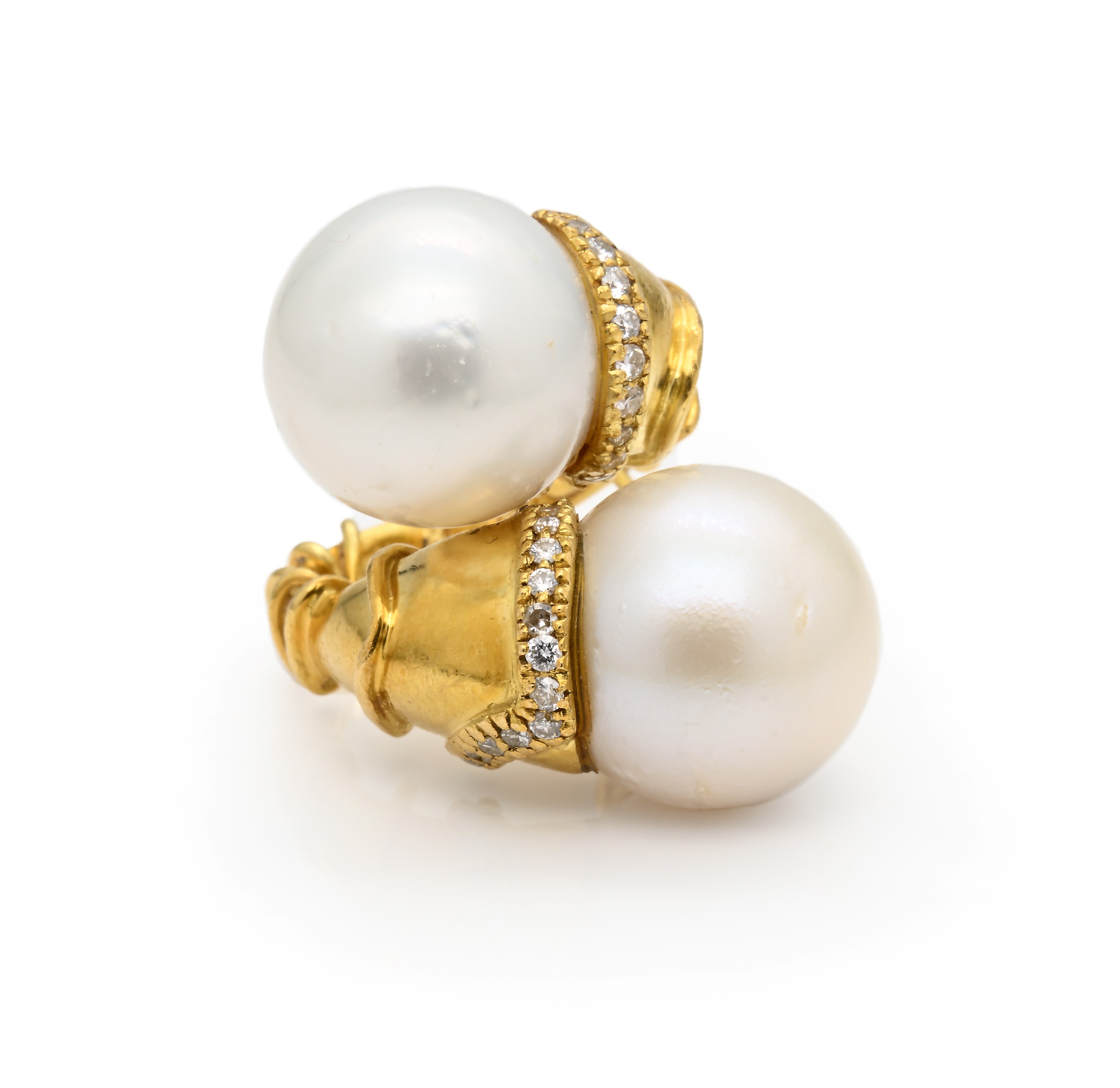 Anello in oro giallo 750/000 con perle dei Mari del Sud e brillanti