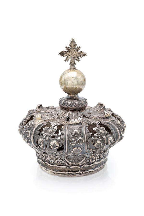 Corona regale in lamina d'argento sbalzato per statua sacra