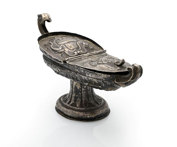 Antica navicella in argento con manico arcuato, ambito napoletano fine XVIII/inizio XIX secolo