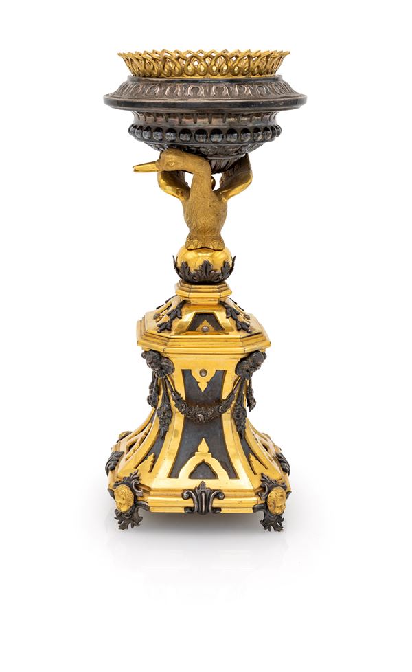 Antico vaso liturgico in bronzo dorato e argento con figura di cigno