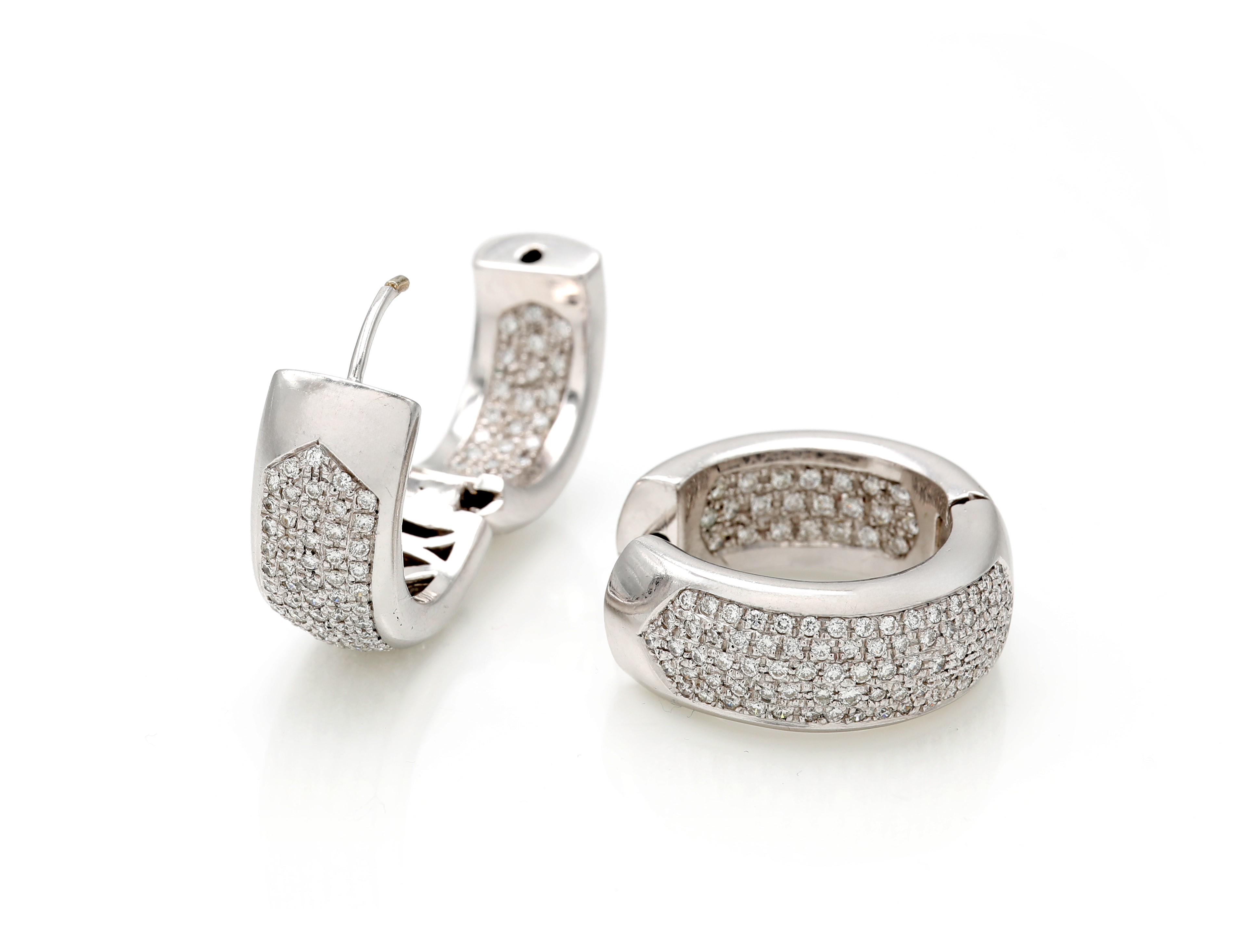 Coppia di orecchini a cerchio in oro bianco 750/000 con diamanti rotondi brillanti