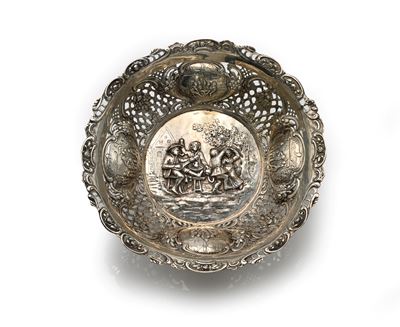 Centrotavola, argento 830/000 sbalzato e traforato