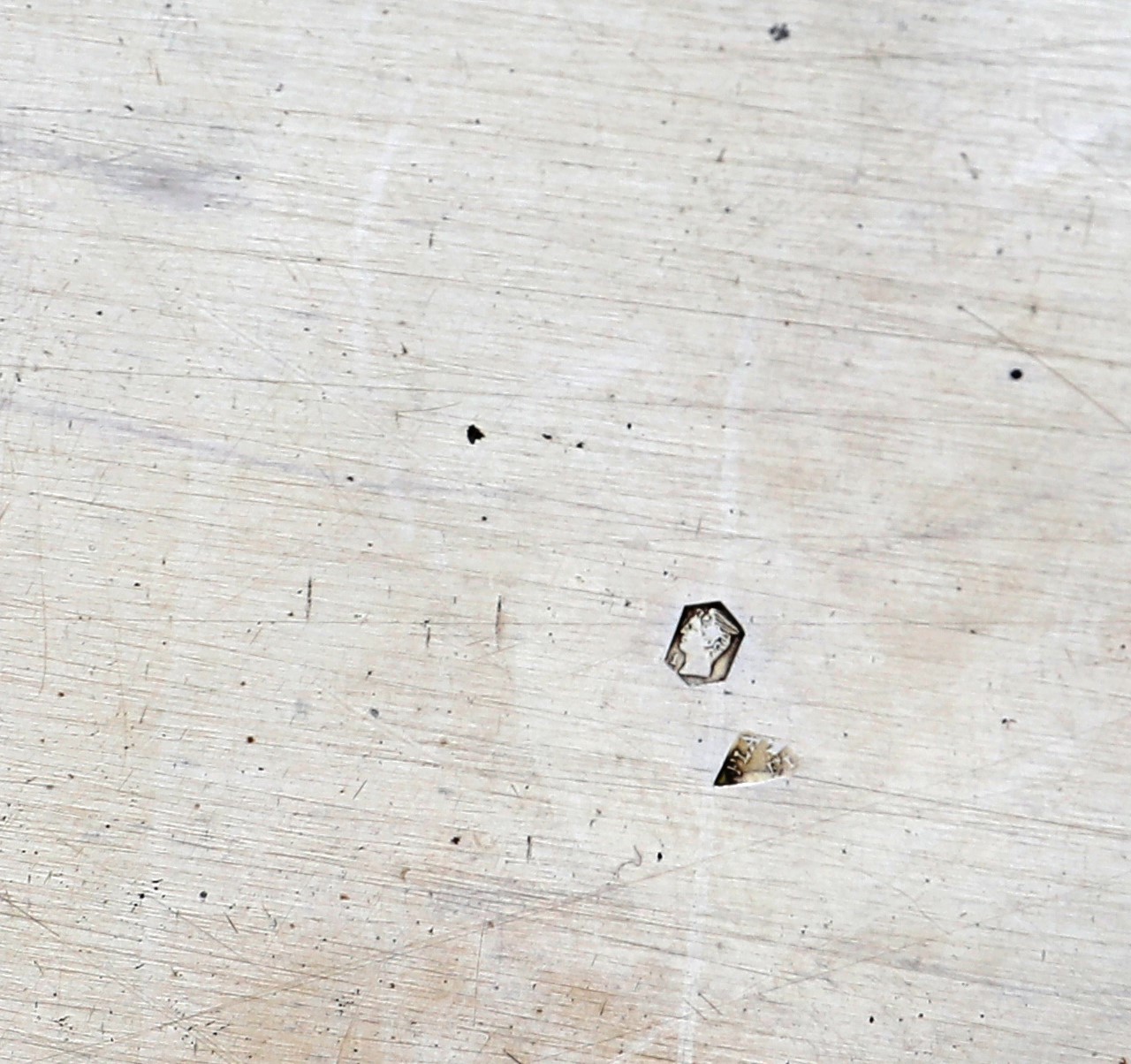 Vassoio rettangolare in argento con manici ad arco e decorazioni a rilievo vegetale