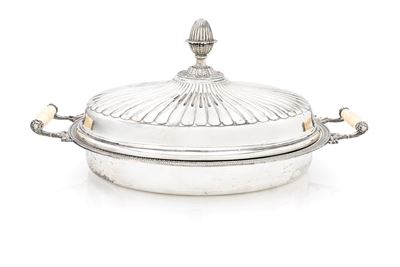 Portavivande ovale con coperchio, decorazione a palmette e coperchio baccellato con pigna emergen...