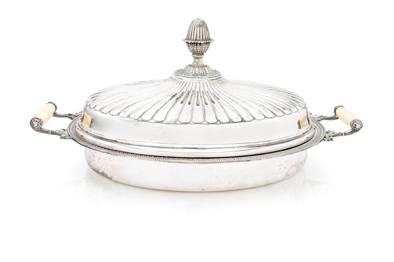 Portavivande ovale con coperchio, decorazione a palmette e coperchio baccellato con pigna emergen...