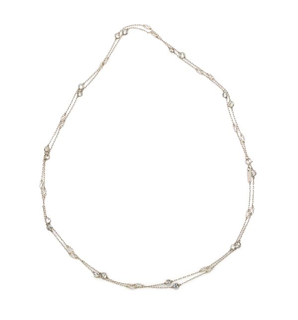 Lunga collana chanel in platino e brillanti