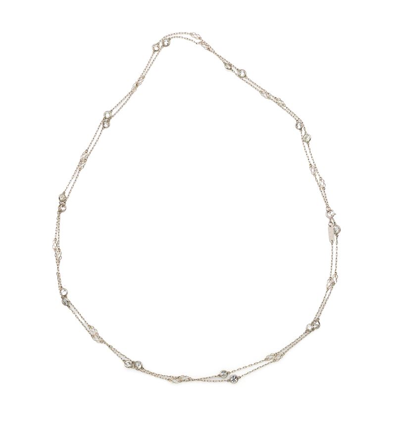 Lunga collana, platino 900/000 con diamanti rotondi brillanti (ct 4,20 ca.)