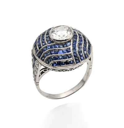 Anello tipo déco in platino 900/000 con diamante rotondo brillante e zaffiri in taglio calibré