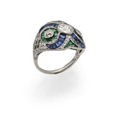 Anello tipo Déco in platino 900, diamante centrale in taglio antico, zaffiri e smeraldi
