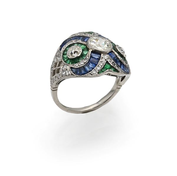 Anello tipo decò a fascia in platino, diamanti, zaffiri e smeraldi