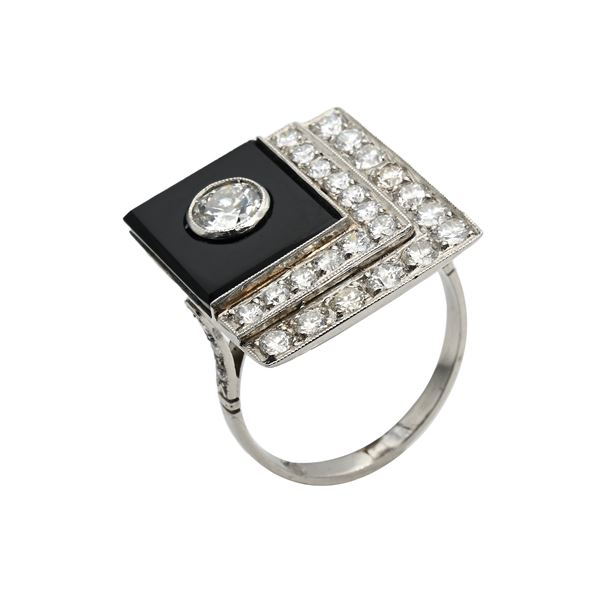 Anello tipo decò in platino, diamanti e onice