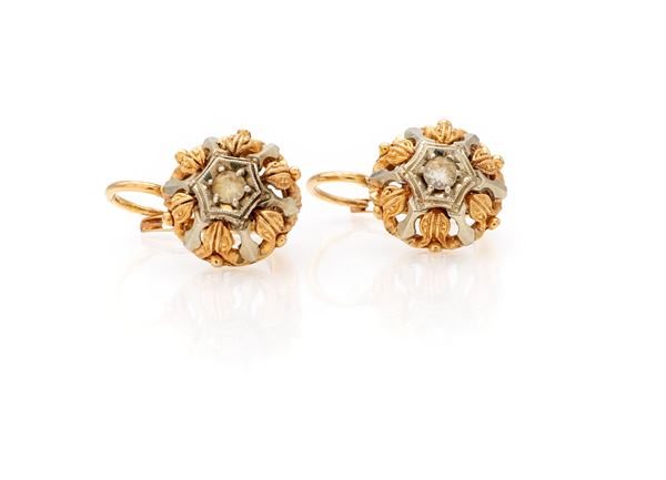 Coppia di orecchini in oro e diamanti