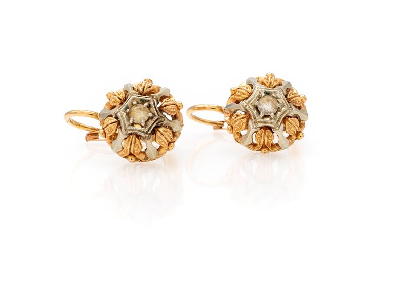 Coppia di orecchini in oro giallo 750/000 e diamanti