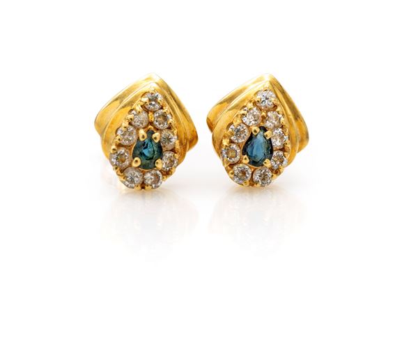 Coppia di orecchini in oro, zaffiri e diamanti