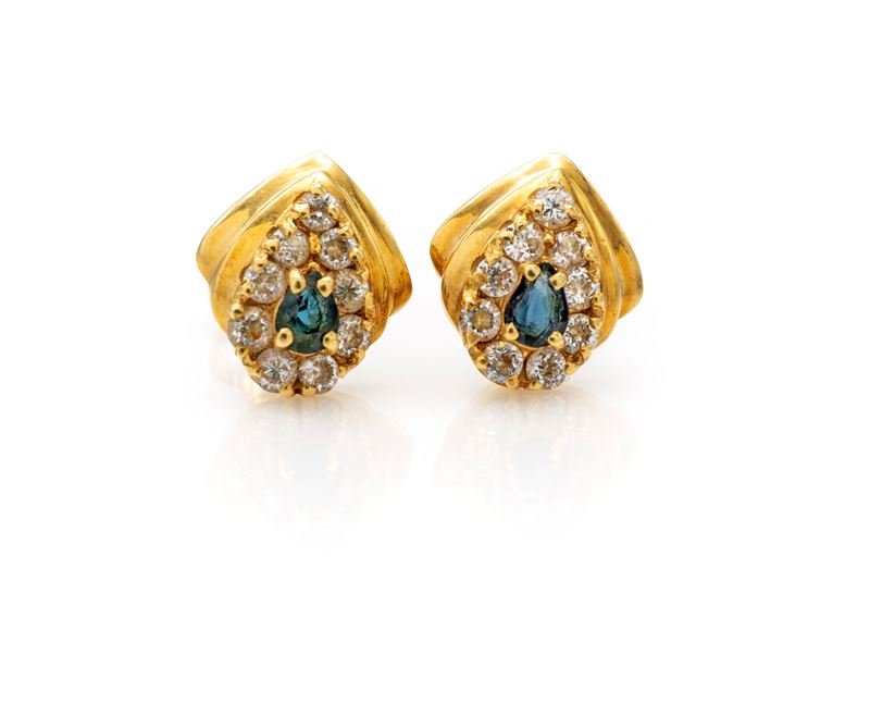 Coppia di orecchini, oro giallo 750/000, zaffiri e diamanti