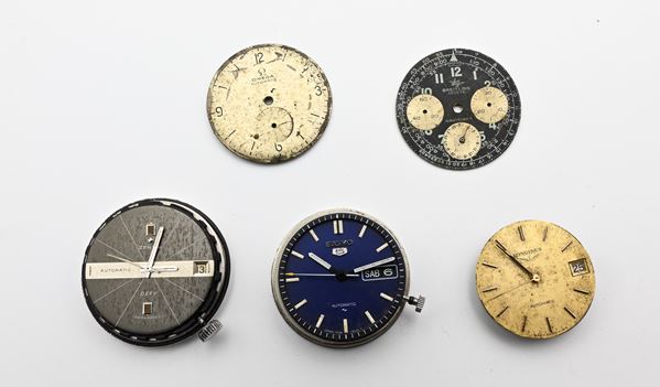Lotto di 3 meccanismi automatici originali (Longines Automatic con datario L633.1 da revisionare; Zenith Defy Automatic con datario 2552PC funzionante e Seiko 5 Automatic day-date 642 7009A funzionante con fondelli in acciaio) e 2 quadranti (Breitling Navitimer e Omega Automatic)