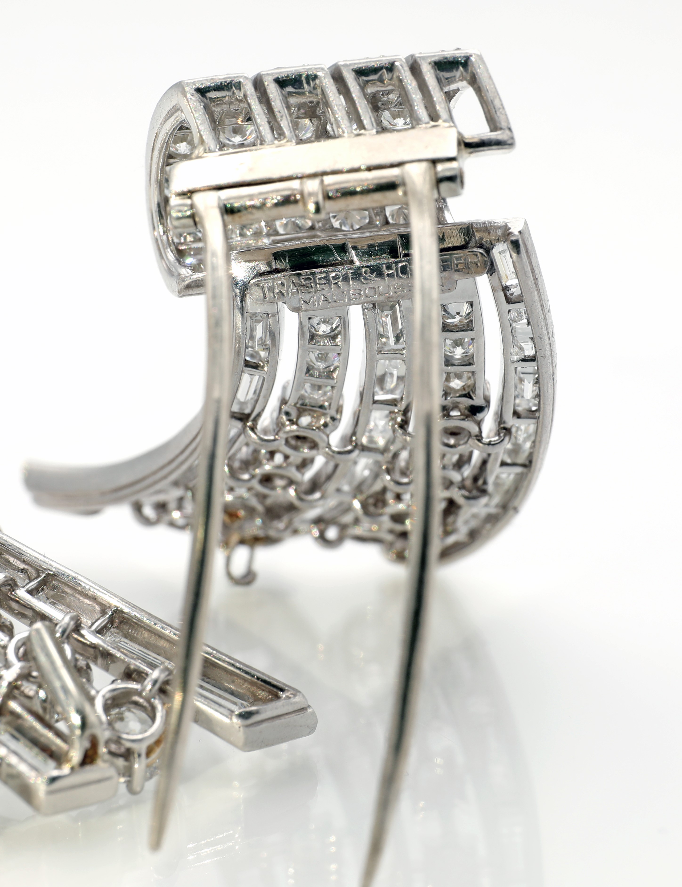 Mauboussin, Coppia di spille-orecchini a clip in oro bianco 750/000 con diamanti (anni '50)