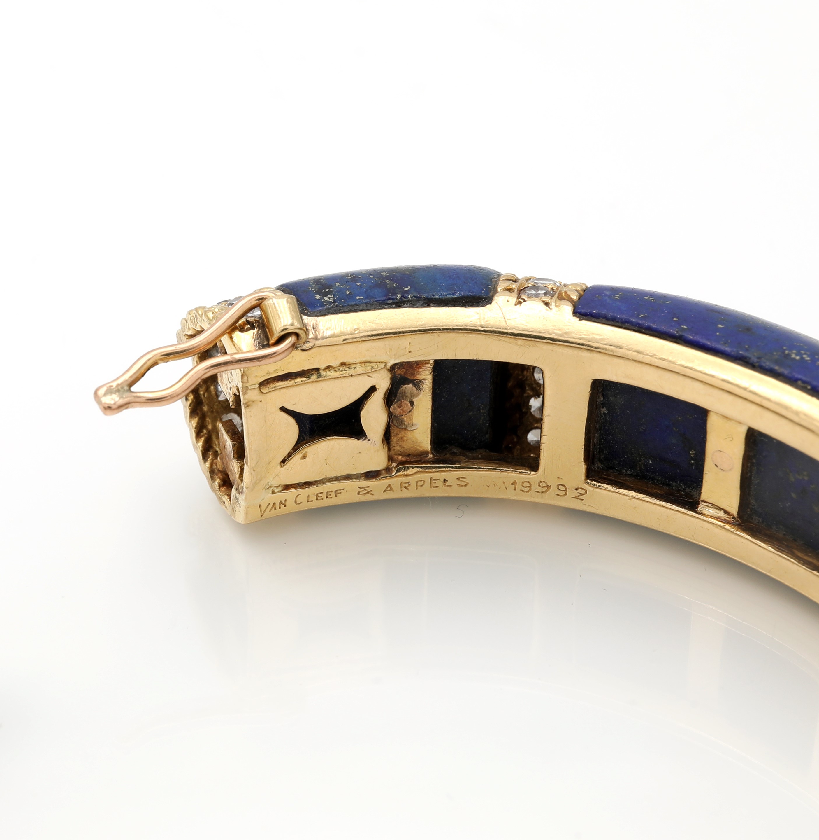 Van Cleef & Arpels, Bracciale rigido in oro giallo 750 con lapislazzuli e diamanti