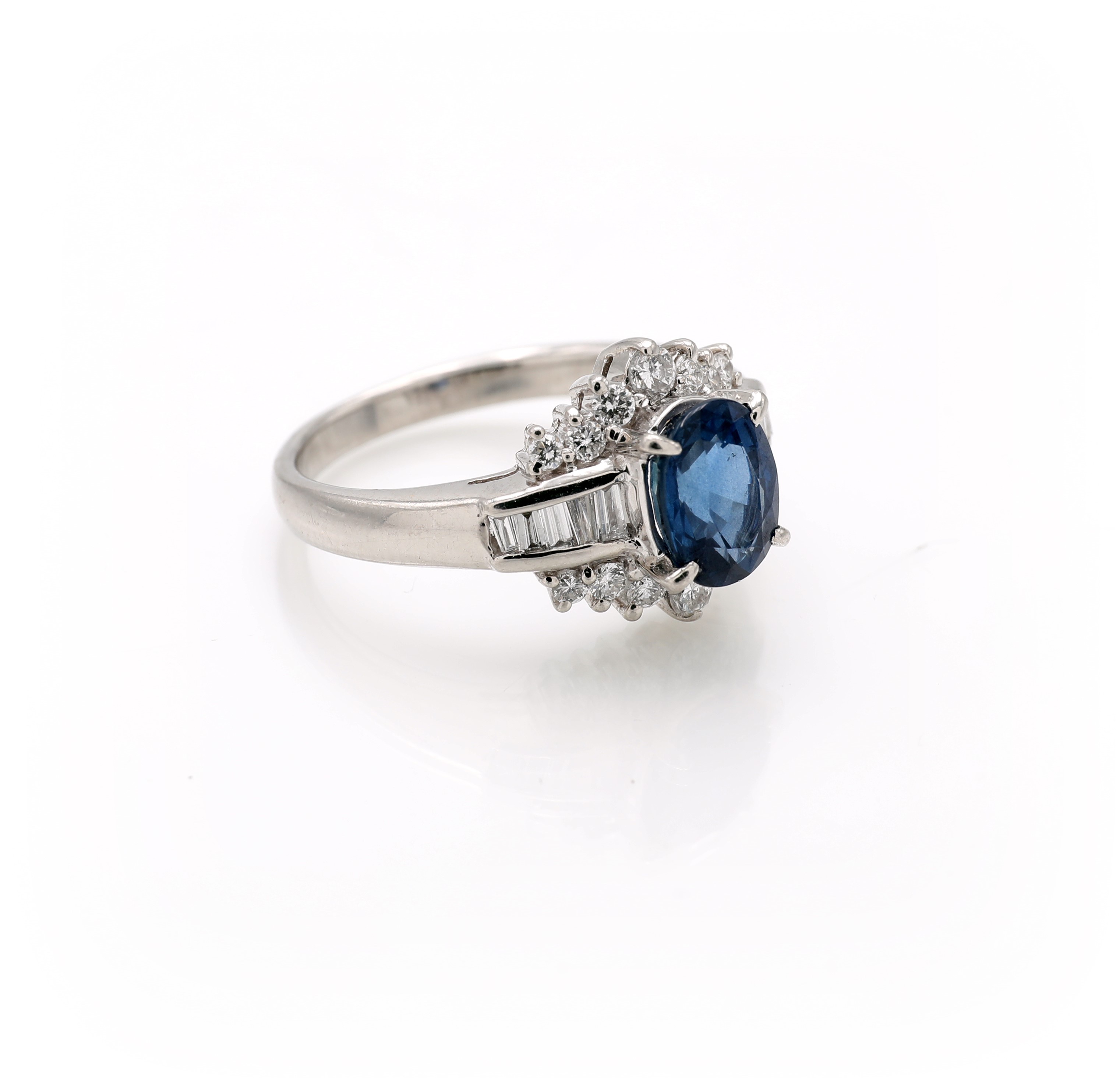 Anello in platino, zaffiro ovale, diamanti taglio brillante e baguette