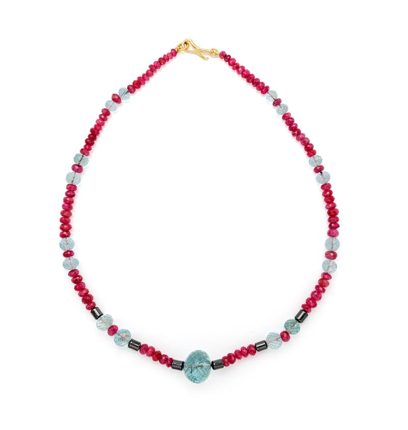 Collana in oro con rubini, ematite e fluoriti, lunghezza 40 cm