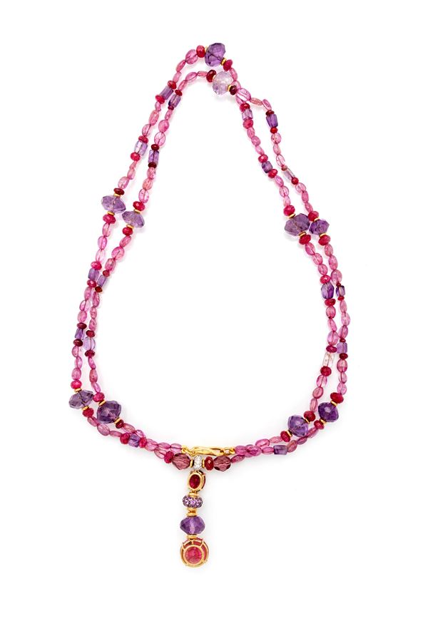 Lunga collana in oro, zaffiri rosa, brillanti, ametiste e tormaline