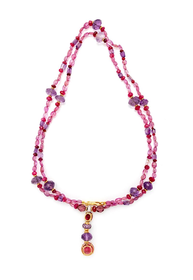 Oro giallo 750/000, Lunga collana con zaffiri rosa, brillanti, ametiste e tormaline