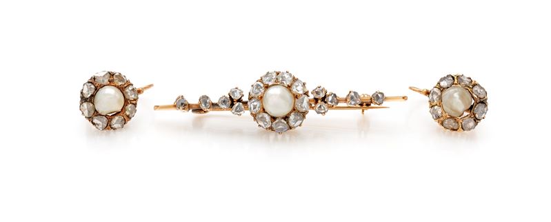 Parure antica in oro giallo con perle naturali e diamanti, composta da spilla e orecchini