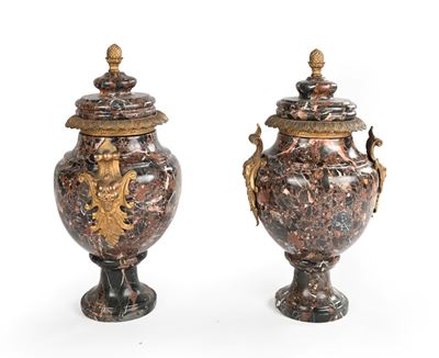 Coppia di vasi in breccia con finiture ornamentali in bronzo dorato, XIX secolo