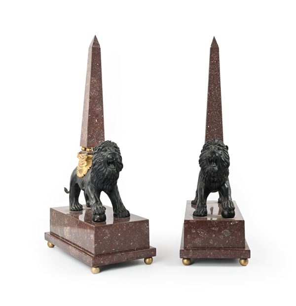 Coppia di leoni in bronzo sormontati da obelischi su basi in porfido