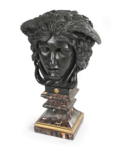 Testa di Medusa in marmo nero, scultura ispirata ai modelli classici (XX secolo)