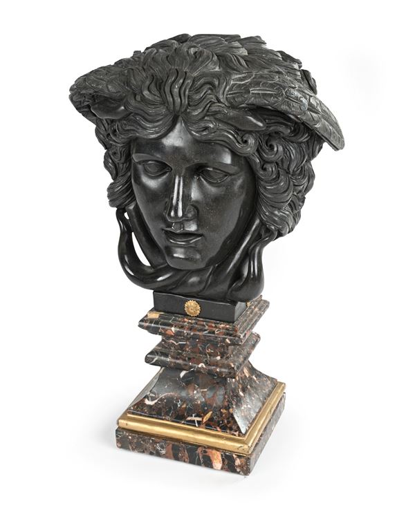 Testa di Medusa in marmo nero