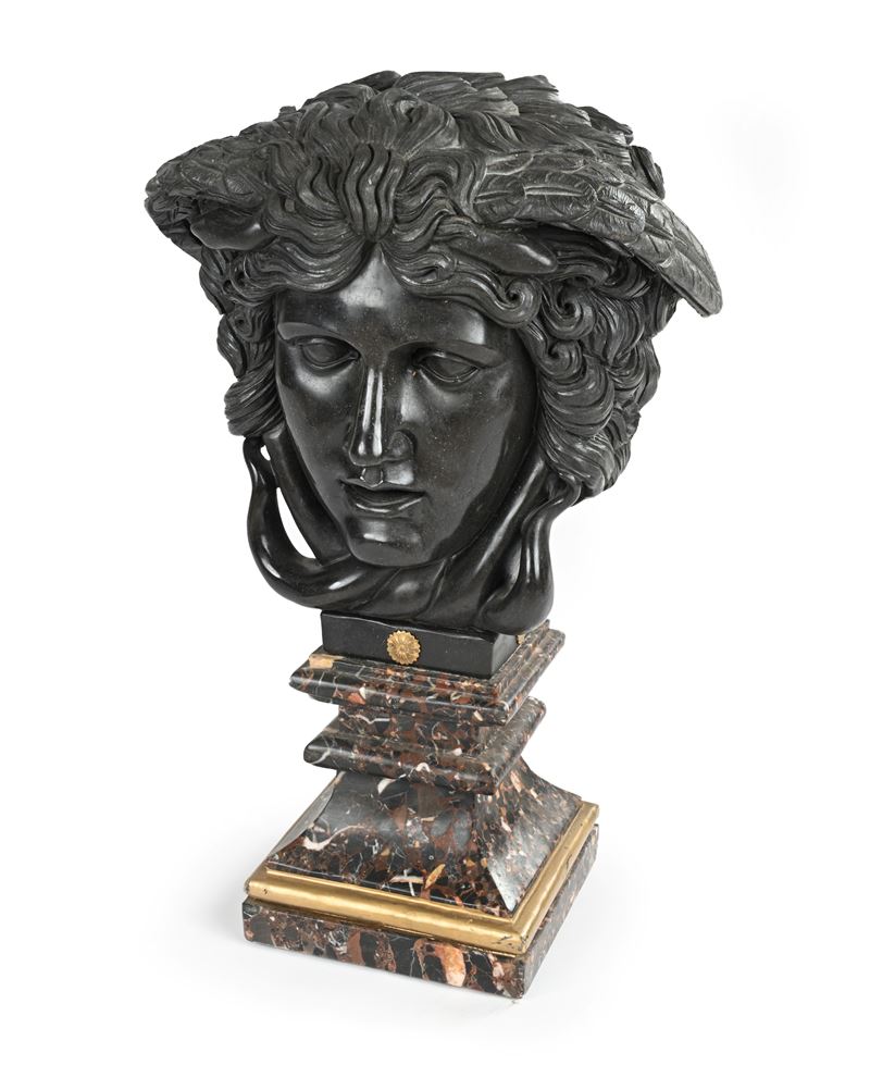 Testa di Medusa in marmo nero, scultura ispirata ai modelli classici (XX secolo)