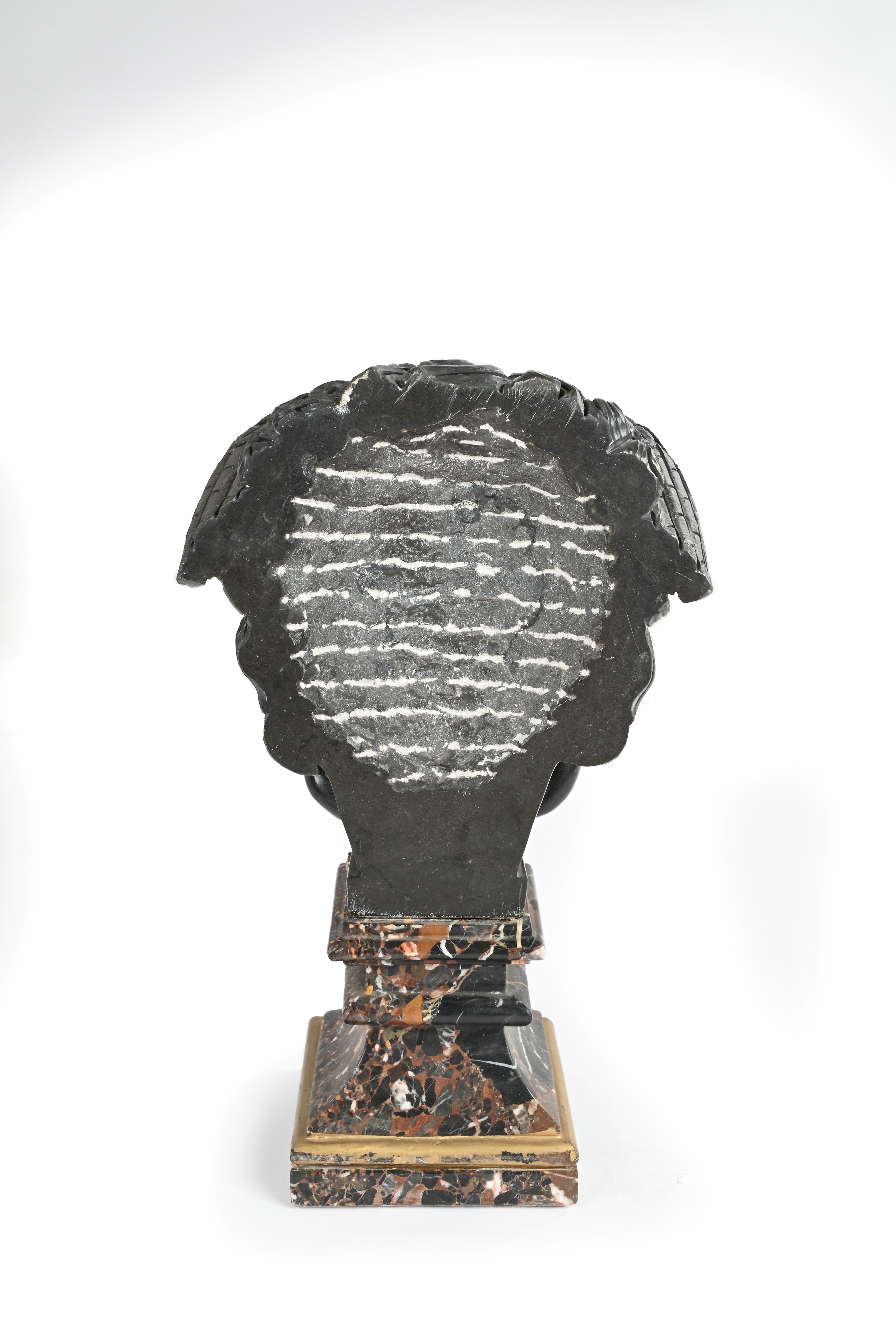 Testa di Medusa in marmo nero, scultura ispirata ai modelli classici (XX secolo)