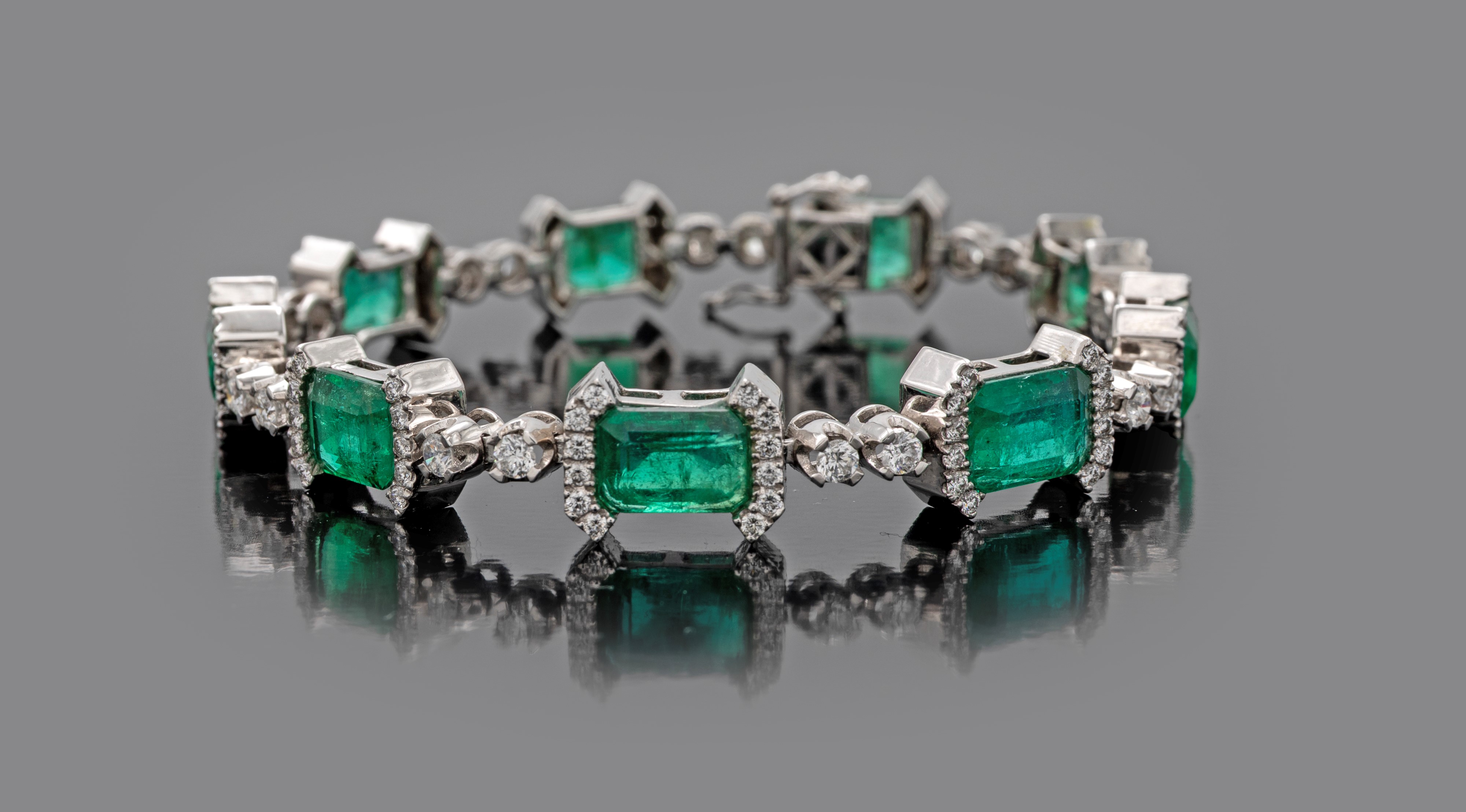 Bracciale in platino, diamanti e smeraldi
