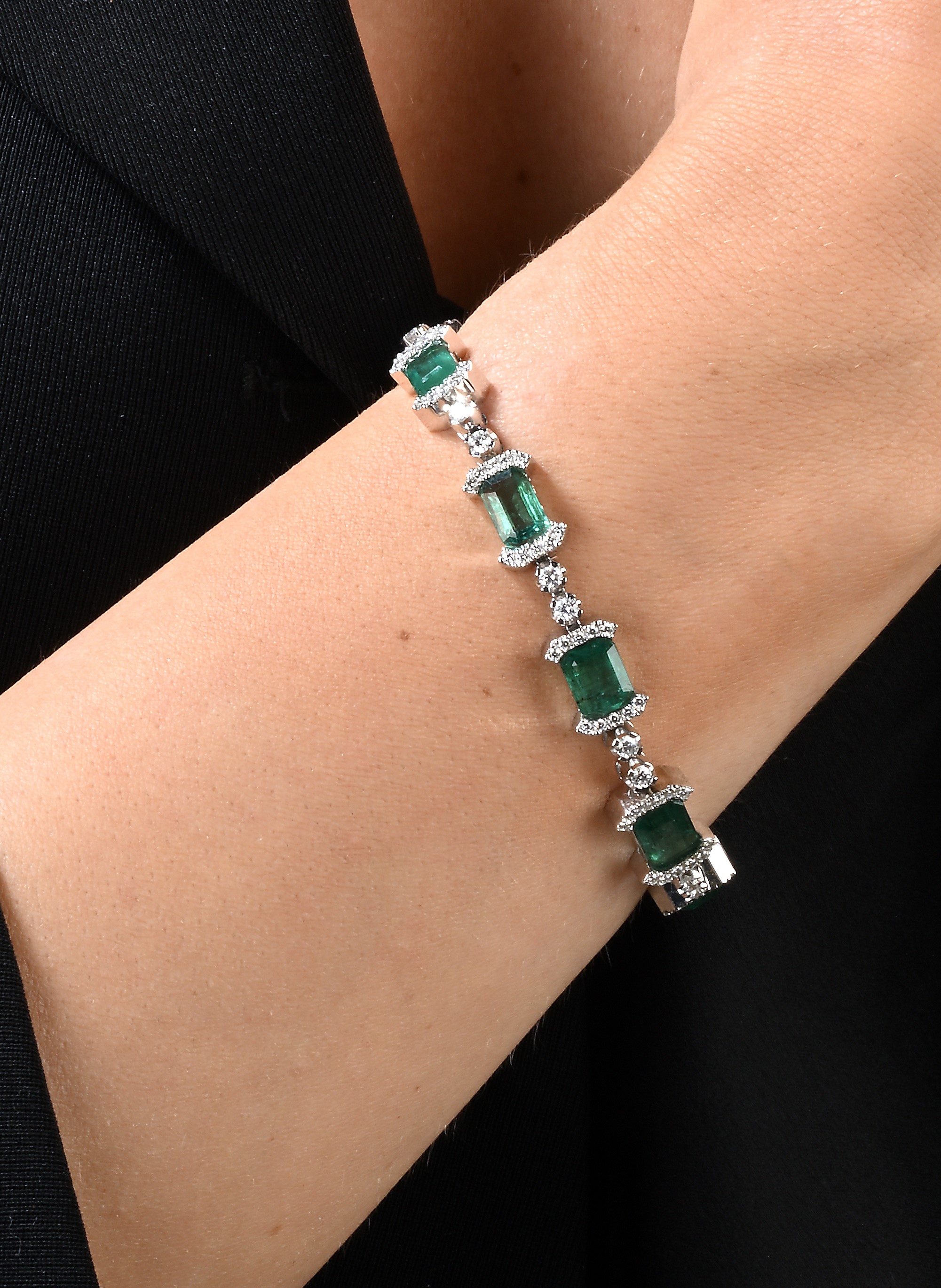 Bracciale in platino, diamanti e smeraldi