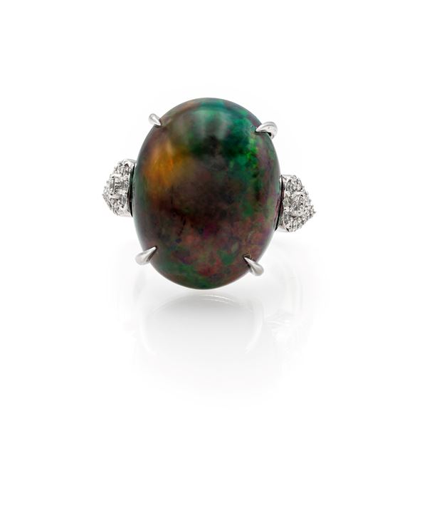 Anello in platino, opale nero e brillanti