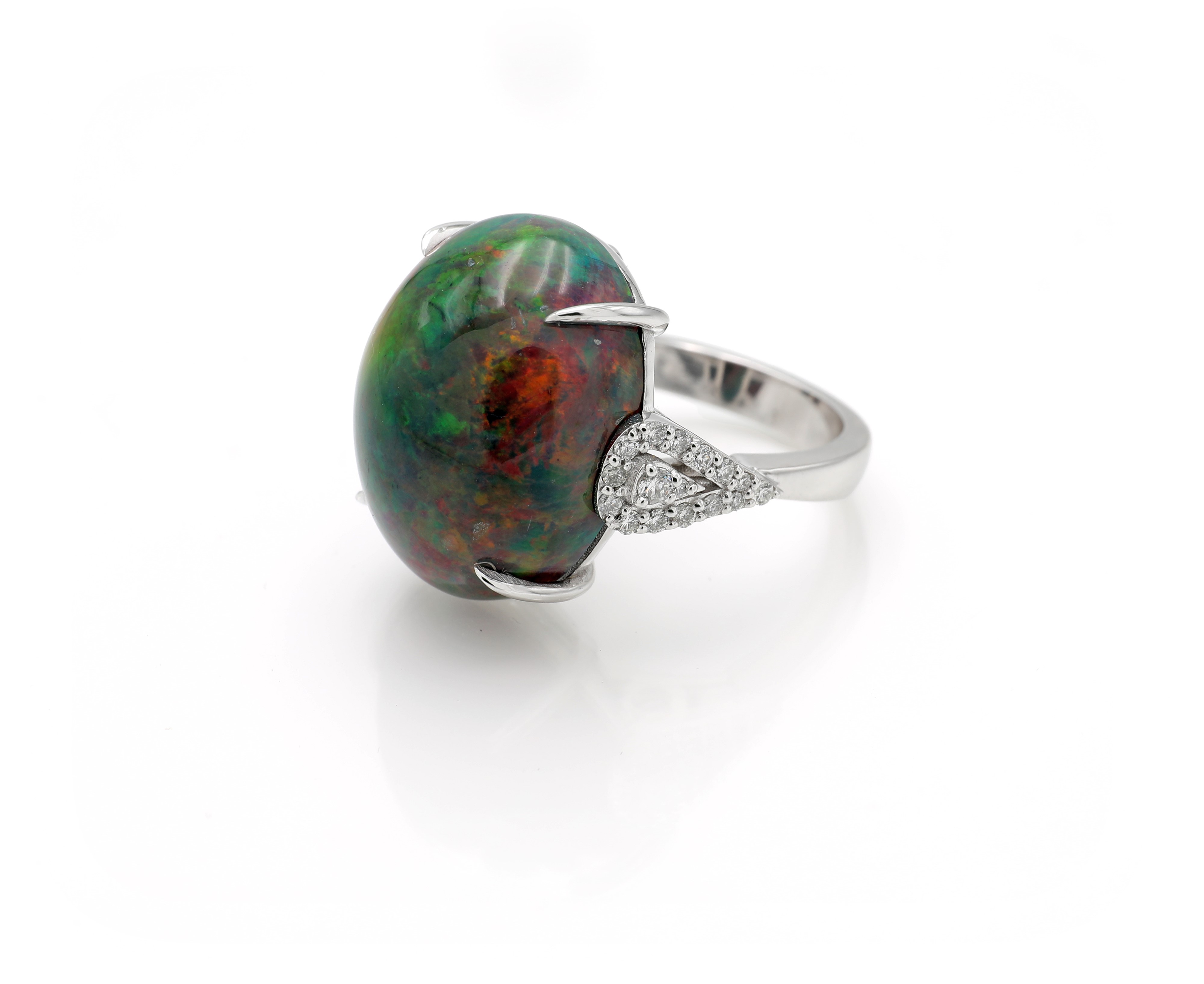 Anello in platino con opale nero cabochon e diamanti, misura 15