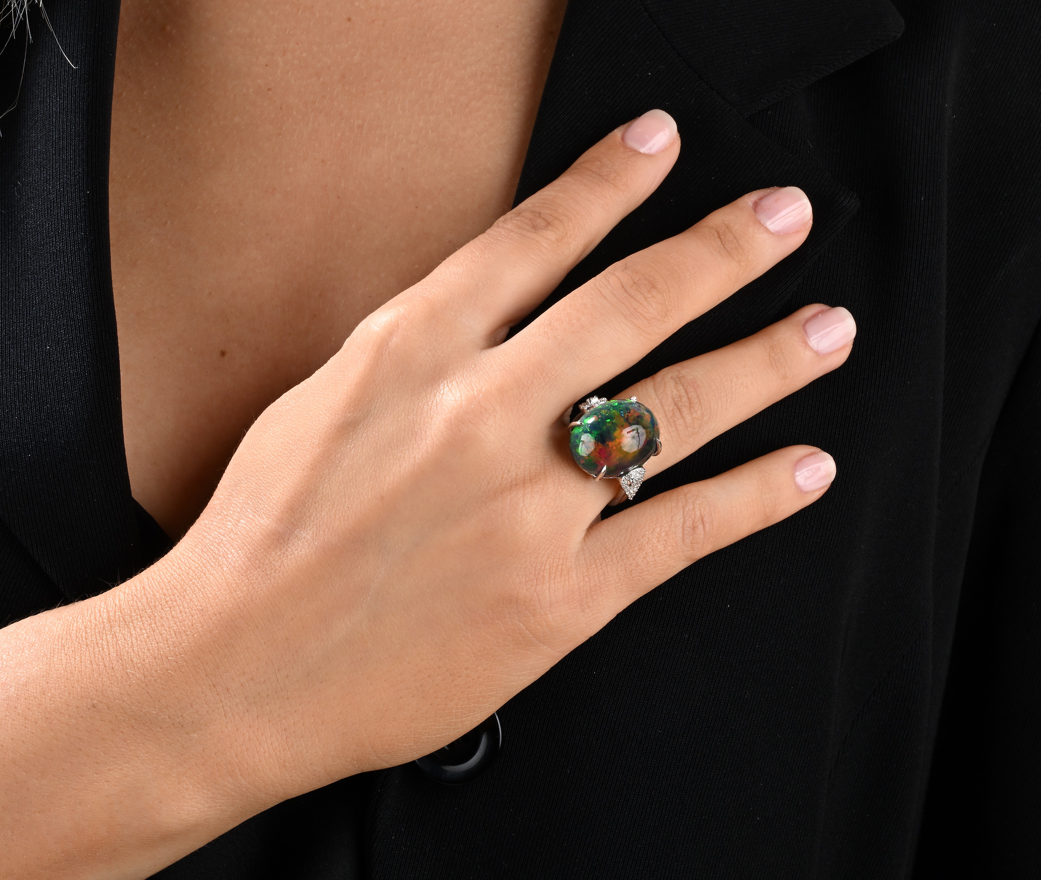 Anello in platino, opale nero e brillanti