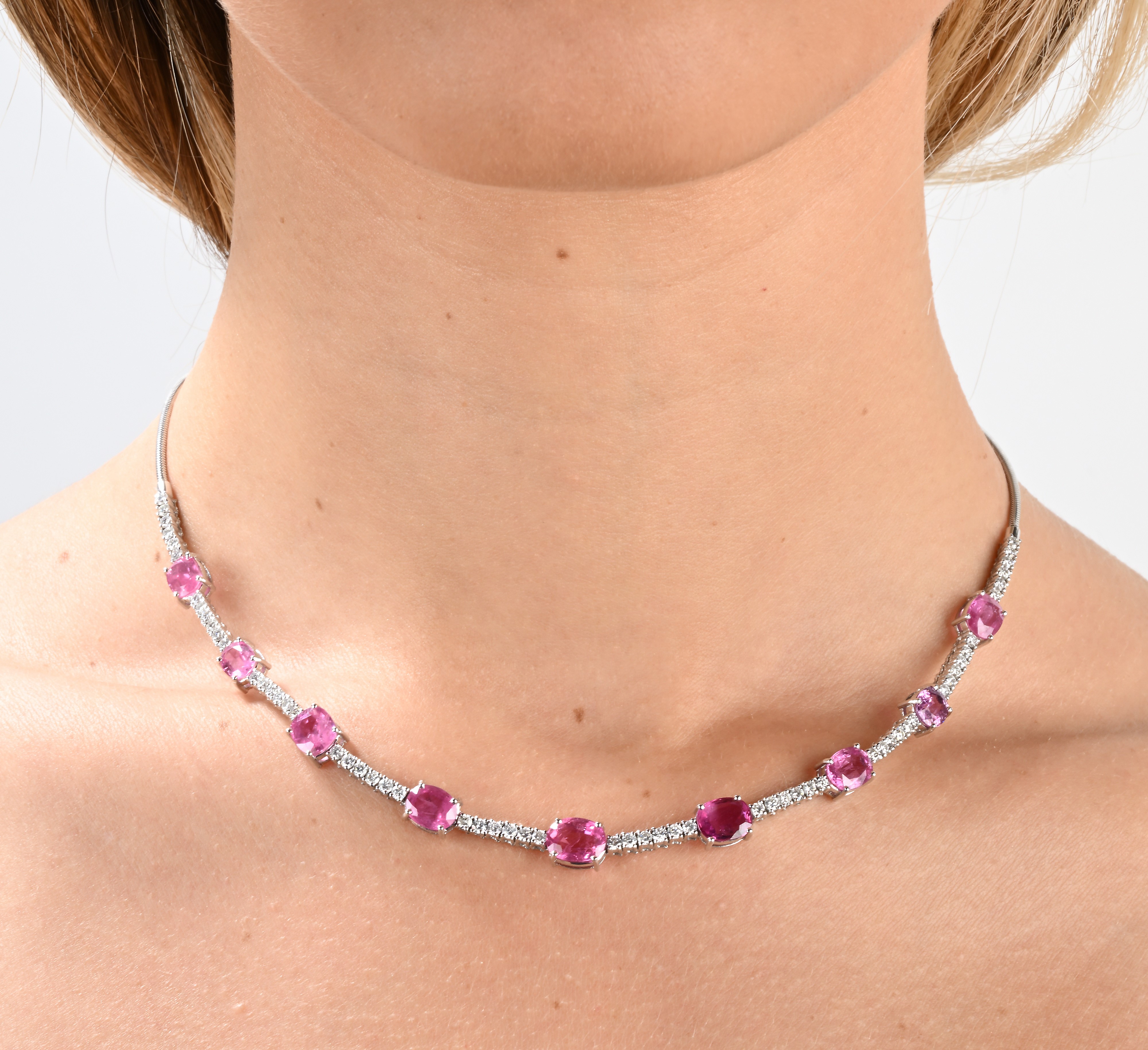 Girocollo in oro bianco 750/000 con zaffiri rosa, zaffiri Padparadscha e diamanti